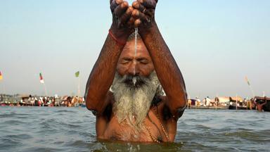 Hindu betet im Ganges