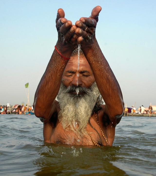 Hindu betet im Ganges