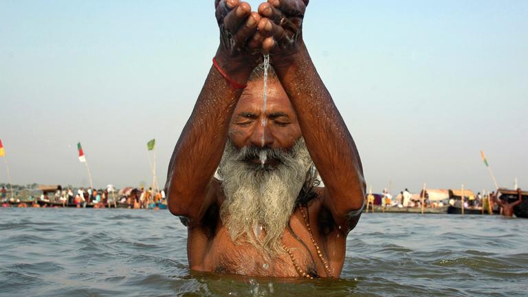 Hindu betet im Ganges