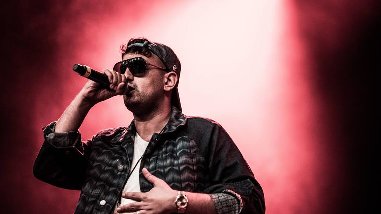 Rapper Haftbefehl bei einem Auftritt