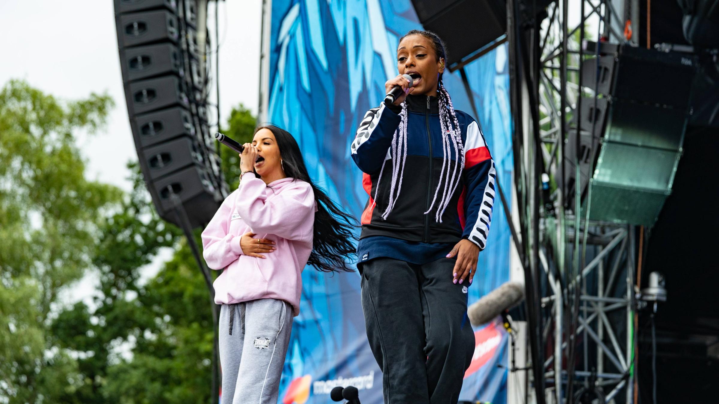 Das Duo SXTN auf der Bühne