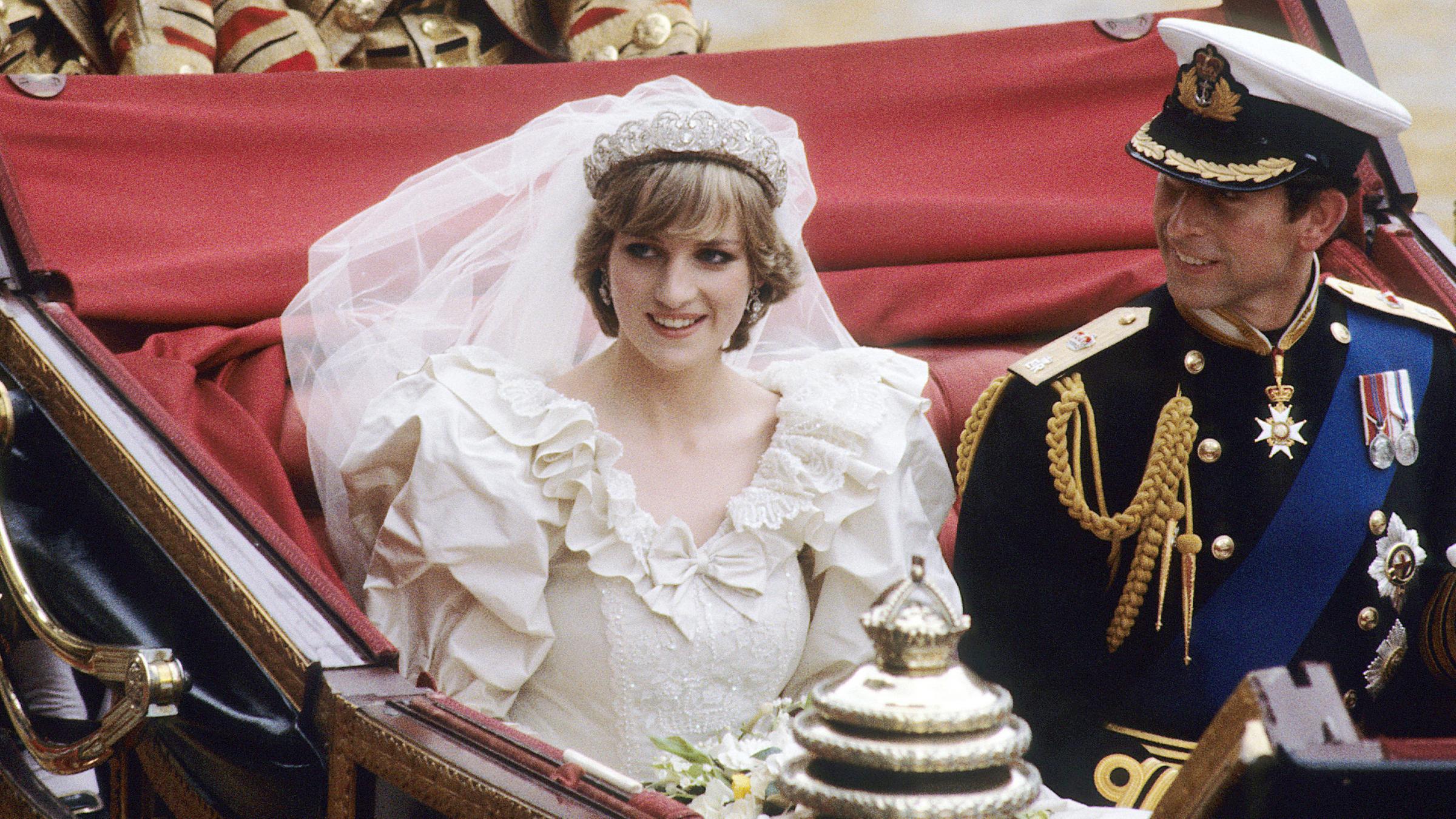Archiv: Prinz Charles und Diana Spencer in einer Kutsche bei ihrer Hochzeit am 29. Juli 1981