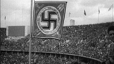 Hitler-Flagge weht im Berliner Stadion während der Olympiade 1936.