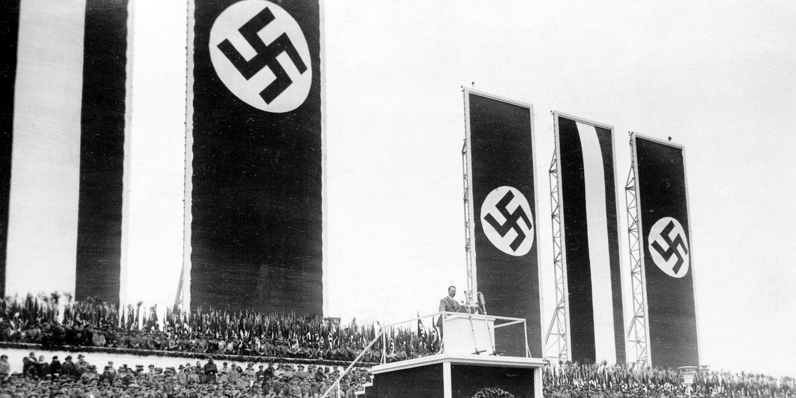 Hitler hält eine Rede zum Tag der Arbeit