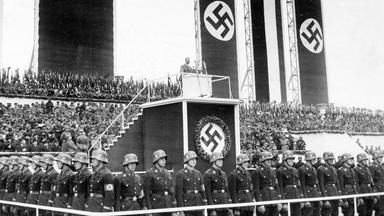 Hitler hält eine Rede zum Tag der Arbeit