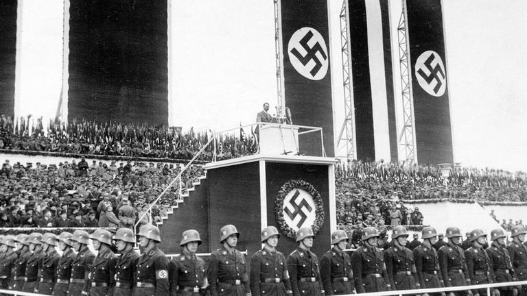 Hitler hält eine Rede zum Tag der Arbeit