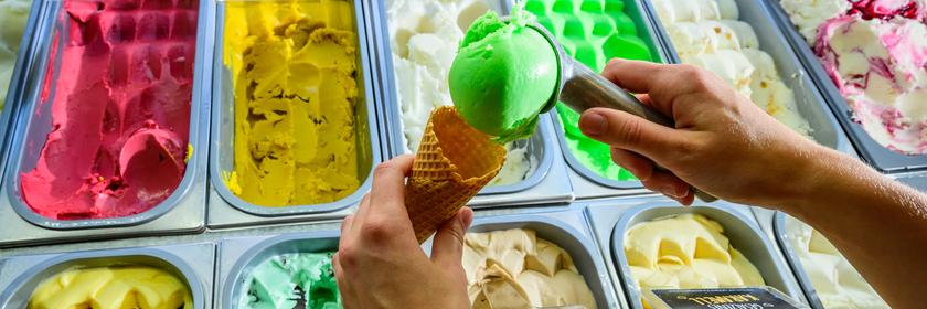 Verschiedene Eissorten sind in einem Eisladen zu sehen.
