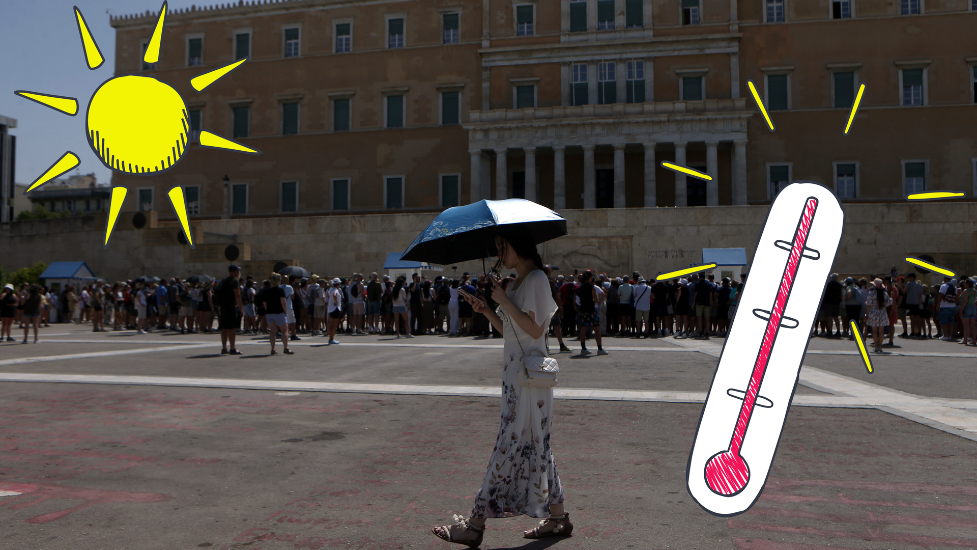 Frau mit Sonnenschirm läuft durch eine Gasse in einer griechischen Stadt.