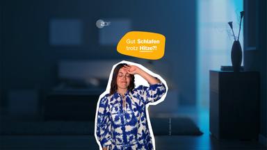 Host Caro hält sich die Hand vor den Kopf, im Hintergrund ein dunkles Schlafzimmer. 