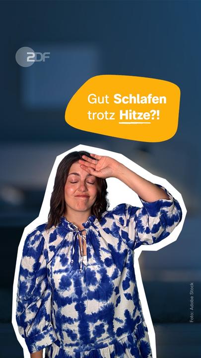 Host Caro hält sich die Hand vor den Kopf, im Hintergrund ein dunkles Schlafzimmer. 
