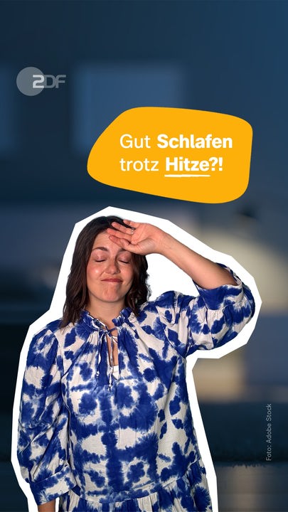 Host Caro hält sich die Hand vor den Kopf, im Hintergrund ein dunkles Schlafzimmer. 
