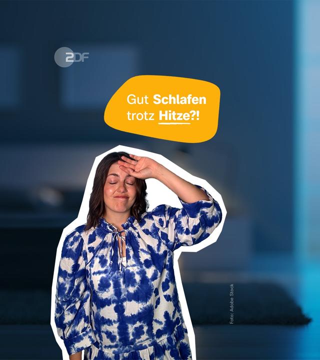 Host Caro hält sich die Hand vor den Kopf, im Hintergrund ein dunkles Schlafzimmer. 