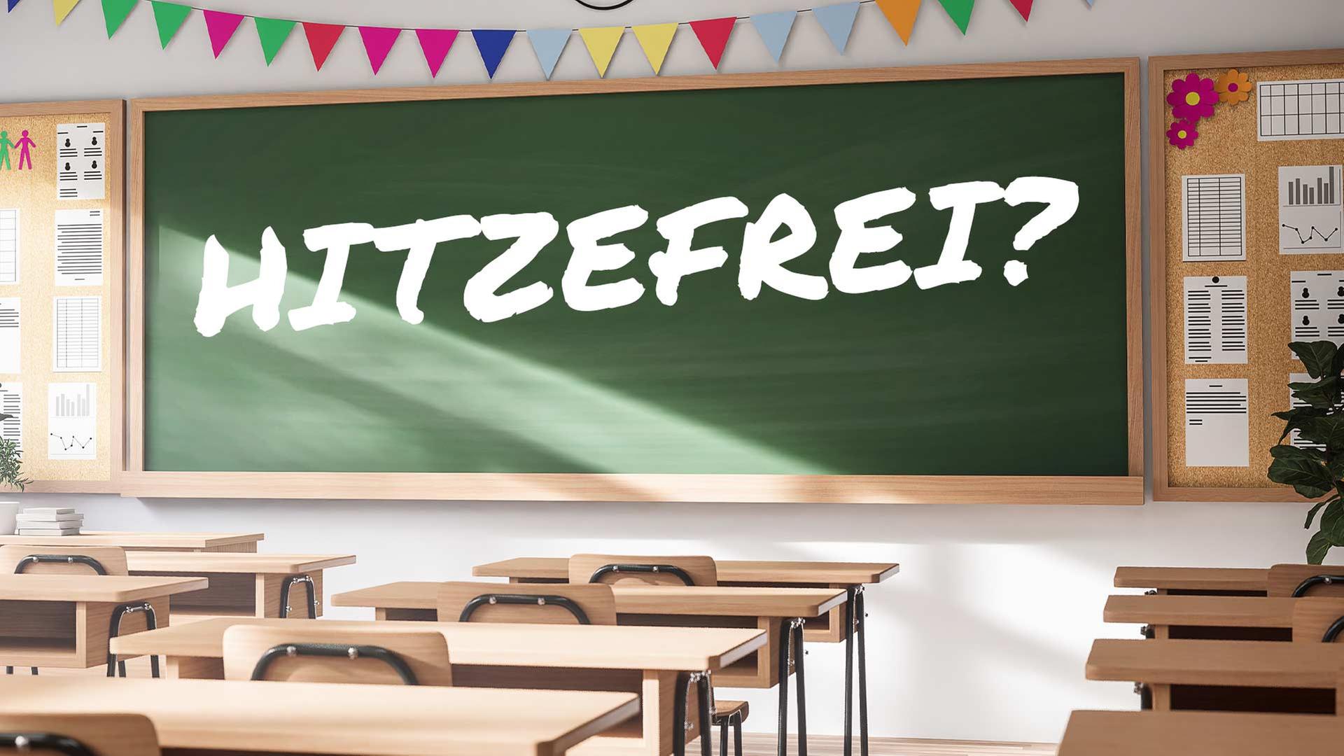 Ein leeres Klassenzimmer mit Blick auf die Tafel, darauf steht: Hitzefrei?