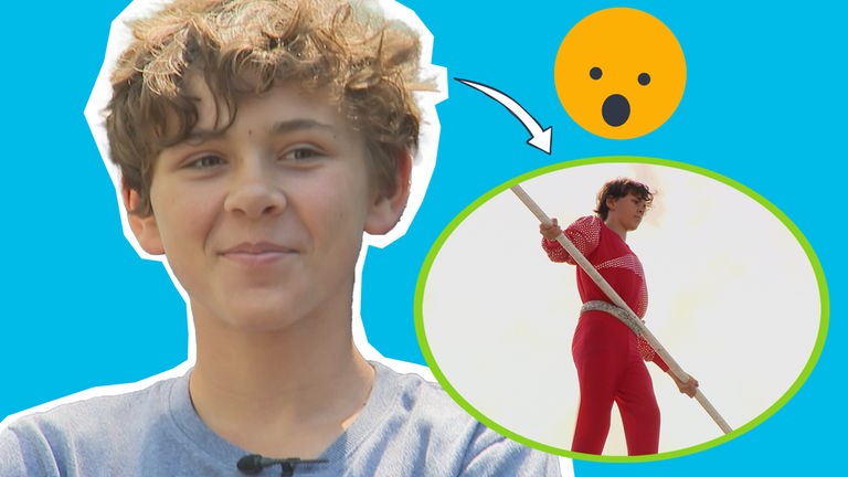 Charly im Portrait auf blauem HIntergrund, daneben Pfeil und erschrockenes Emoji zu Foto von charly auf Hochseil