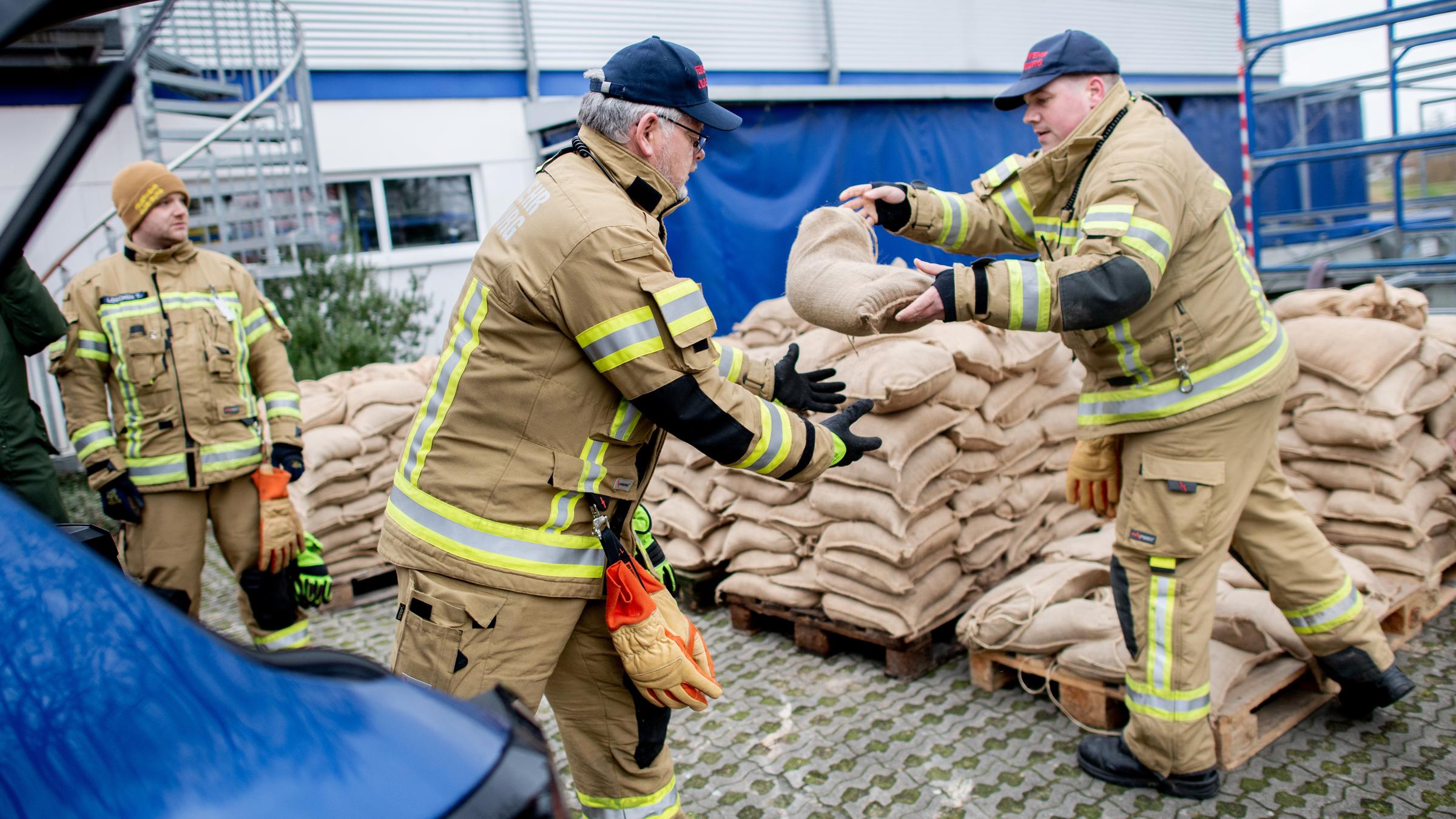 Hier gibt die Feuerwehr ganz viele Sandsäcke aus, mit denen die Menschen ihre Häuser schützen können. In den kommenden Tagen soll es weiterhin immer wieder regnen. Deshalb …