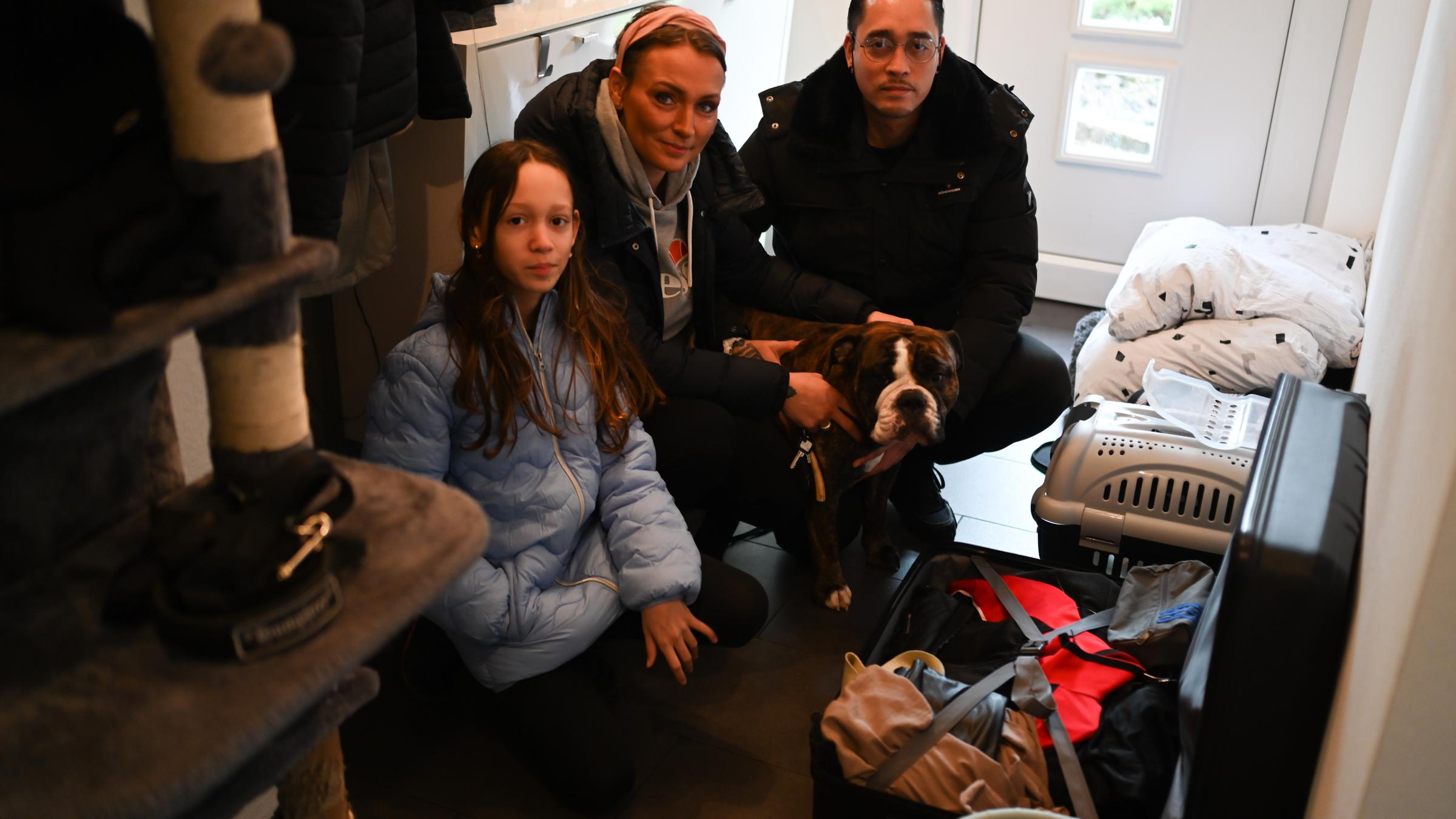 In Niedersachsen steht nämlich das Wasser in einigen Orten so hoch, dass ihre Häuser bald nicht mehr sicher sein könnten. Diese Familie hat sich darauf schonmal vorbereitet. Währenddessen …
