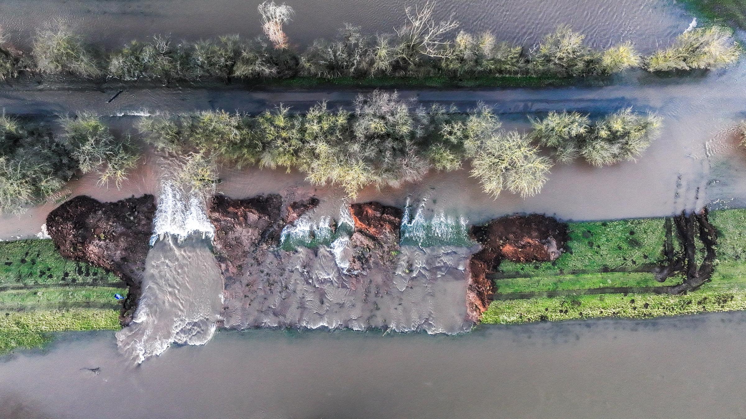 Was hier aussieht wie eine Flutwelle, ist geplant: Der Deich wird kontrolliert geöffnet, um die Wassermassen langsam abzulassen. Außerdem …