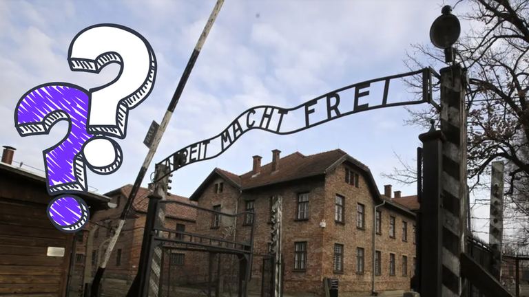 Auschwitz-Tor mit Fragezeichen