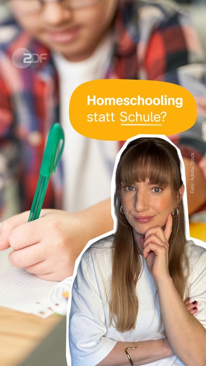 Eine Collage zeigt eine Frau, die fragend schaut, hinter ihr ein Foto, das einen Erwachsenen und ein Kind beim Lernen zeigt, beide halten einen Stift in der Hand, darüber steht auf gelbem Hintergrund Homeschooling statt Schule