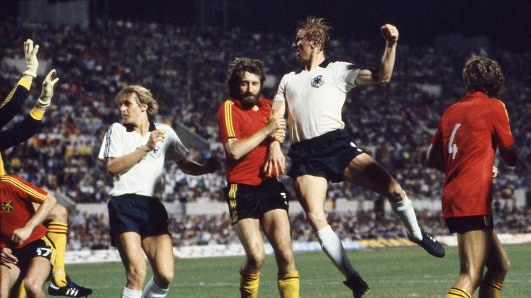 Horst Hrubesch köpft den Ball ins Tor und erzielt den Siegtreffer im EM-Finale gegen Belgien.