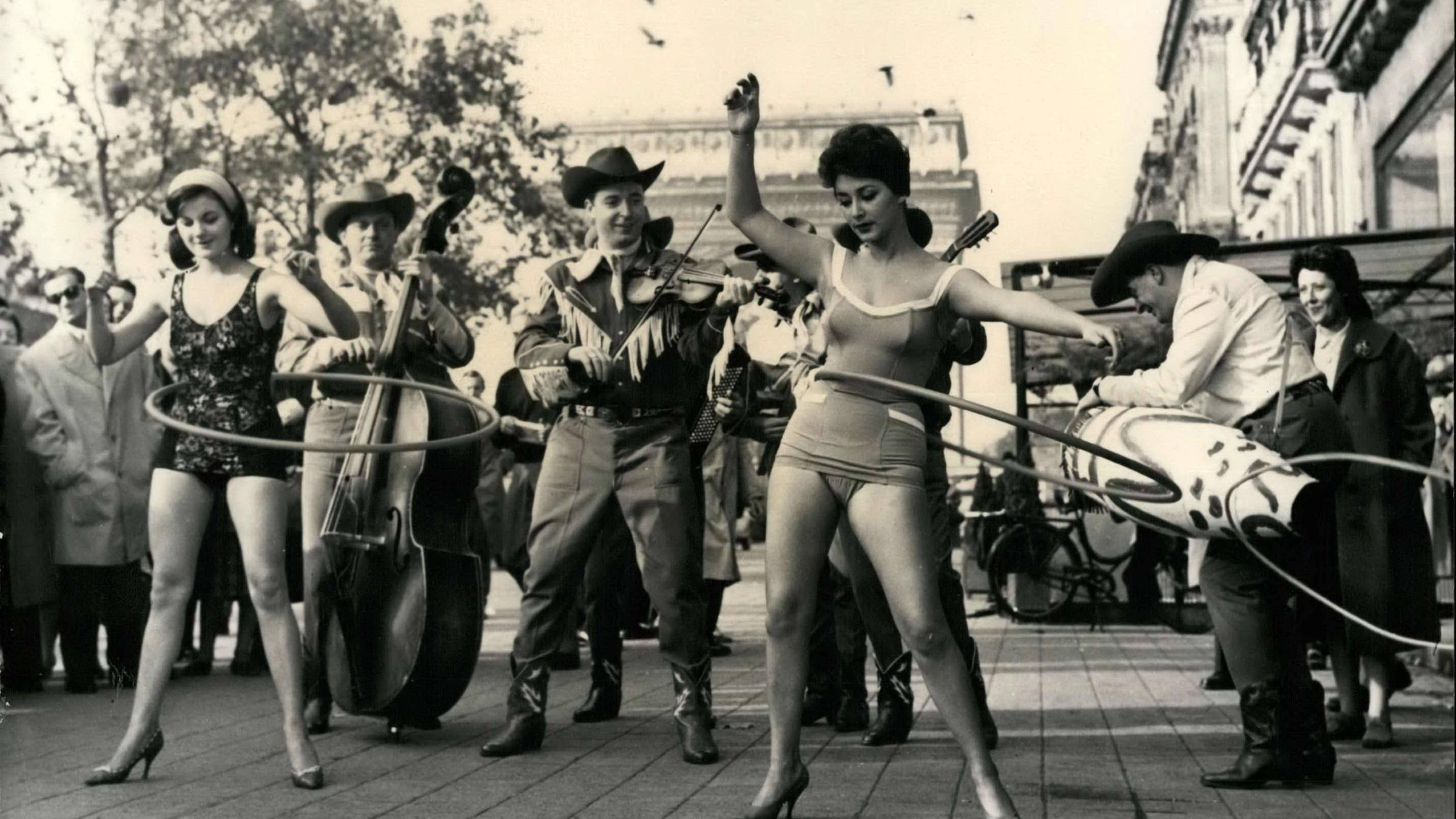 Hula-Hoop-Tänzerinnen mit musikalischer Begleitung 