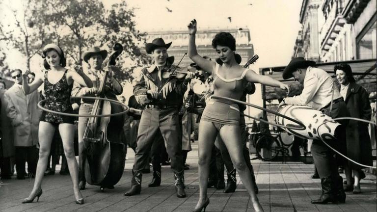 Hula-Hoop-Tänzerinnen mit musikalischer Begleitung 