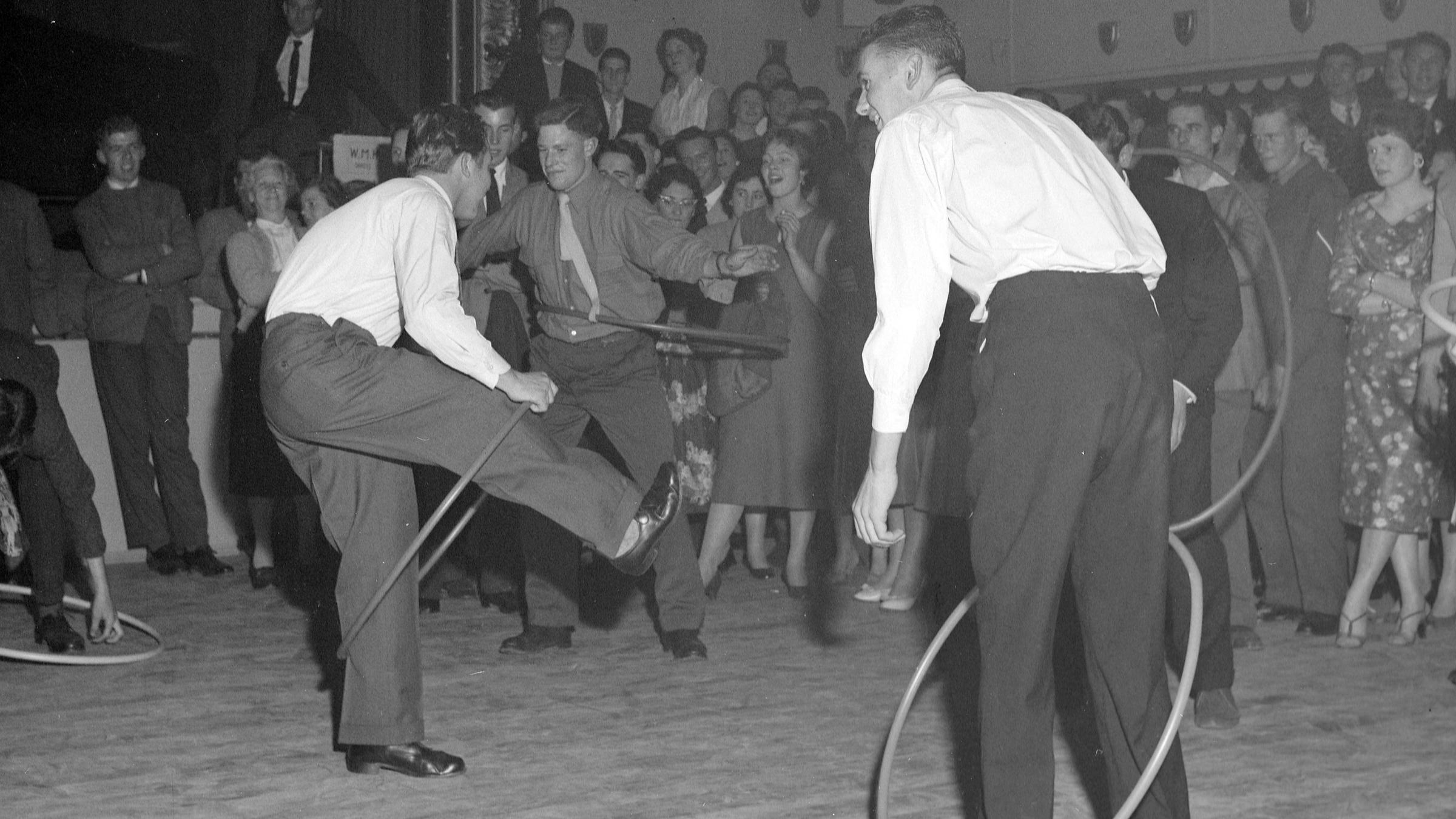 Männer tanzen Hula Hoop 1958 