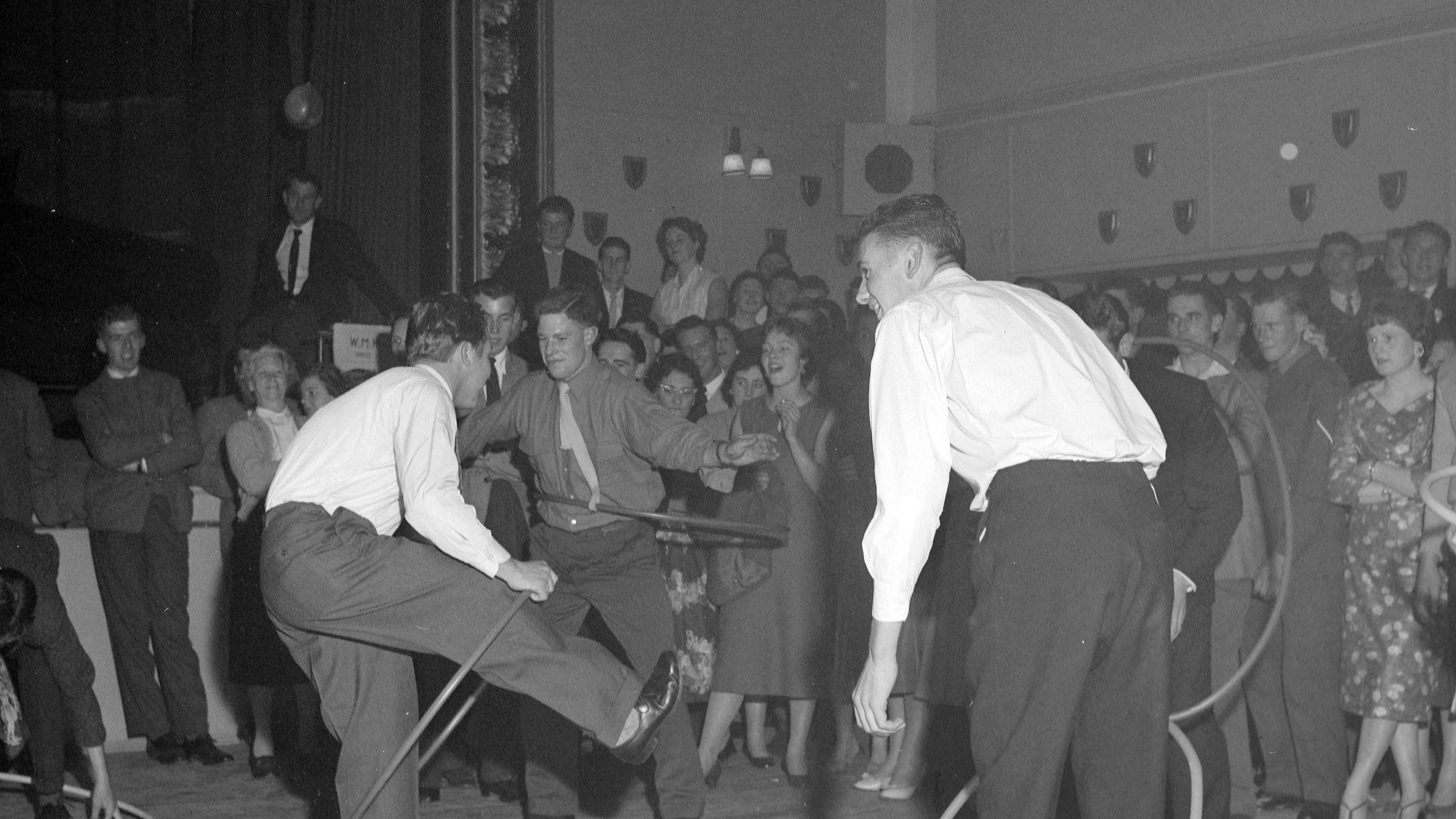 Männer tanzen Hula Hoop 1958 