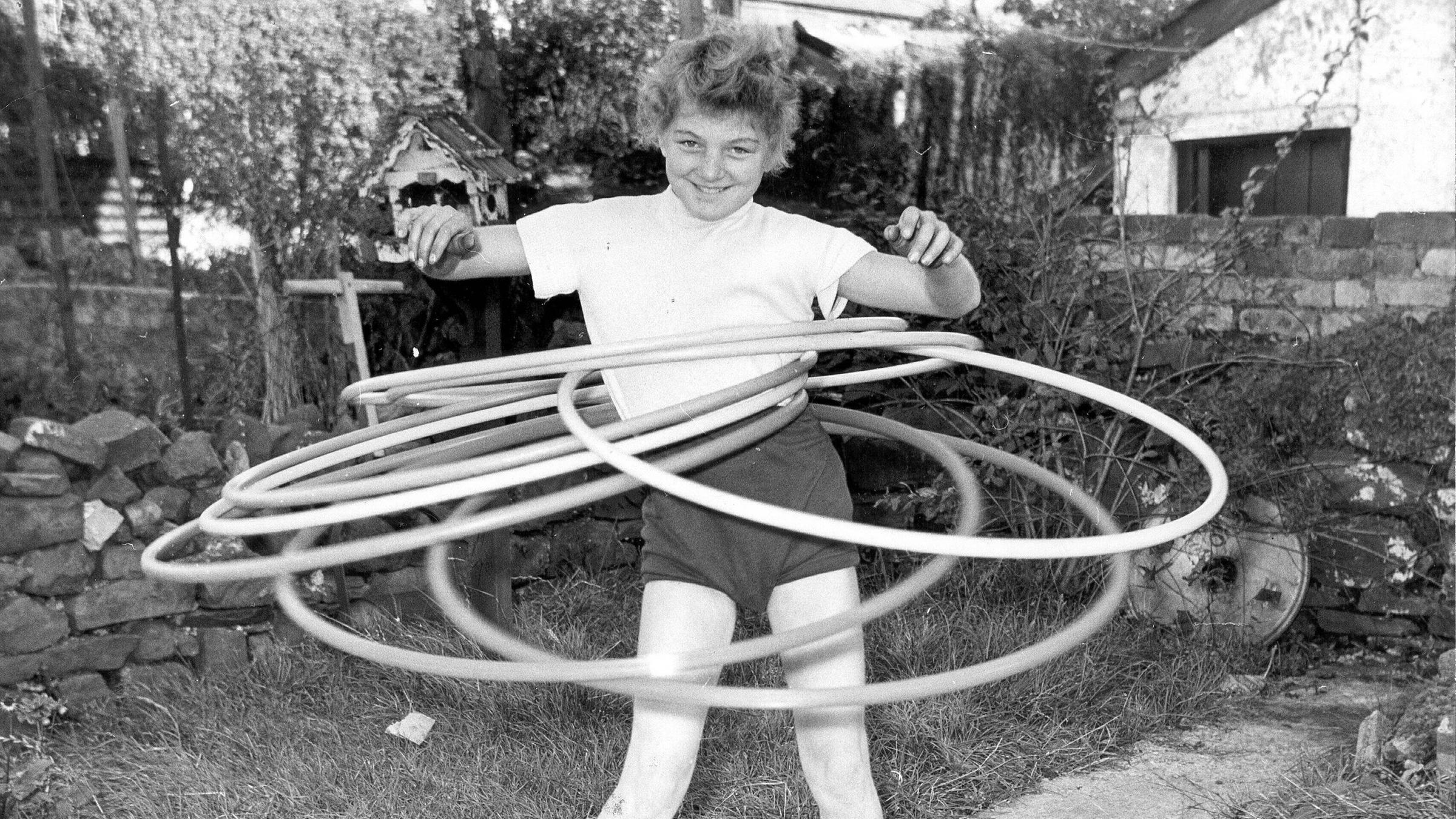 Ann Evans mit sieben Hula-Hoops 