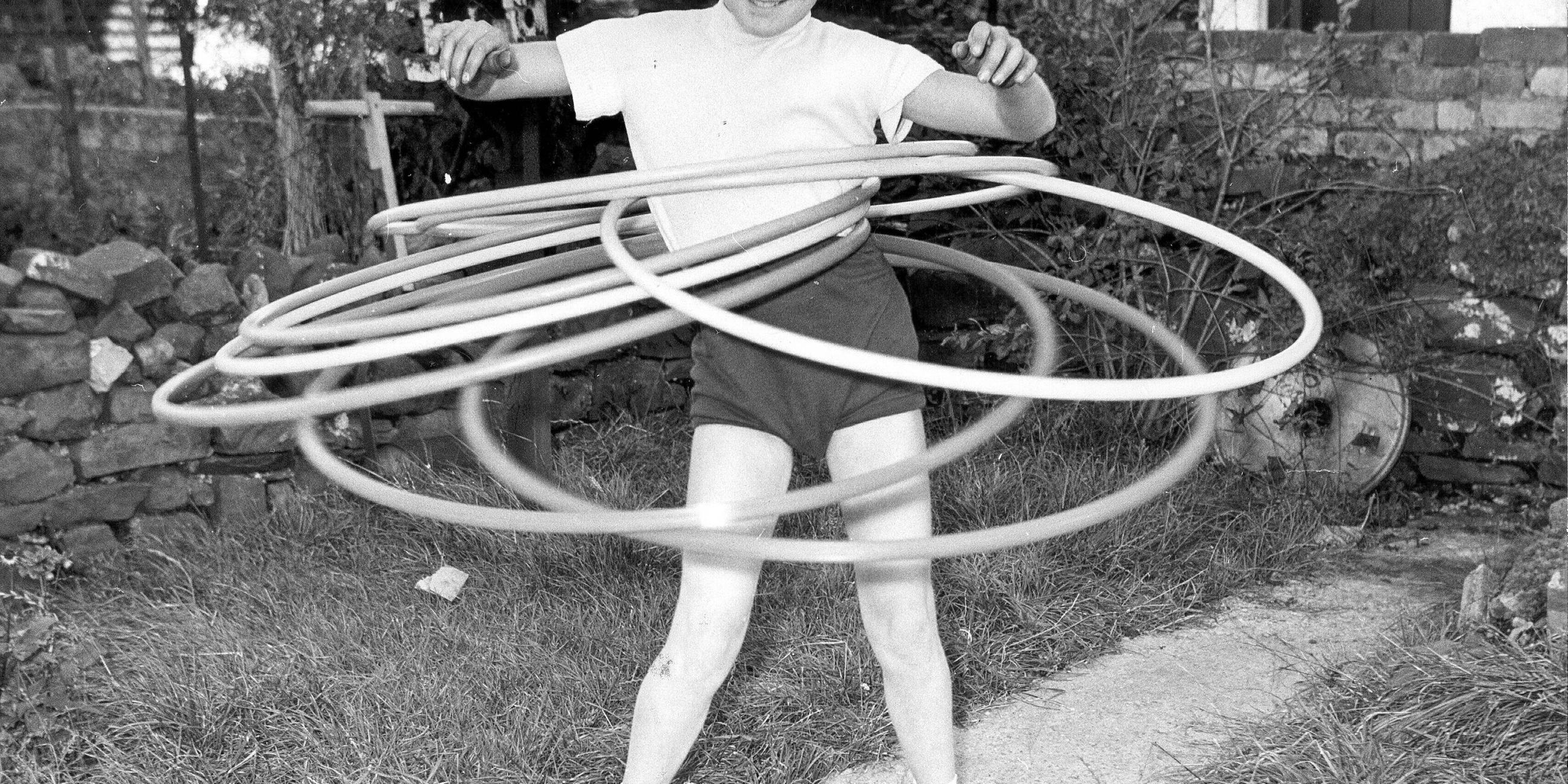 Ann Evans mit sieben Hula-Hoops 
