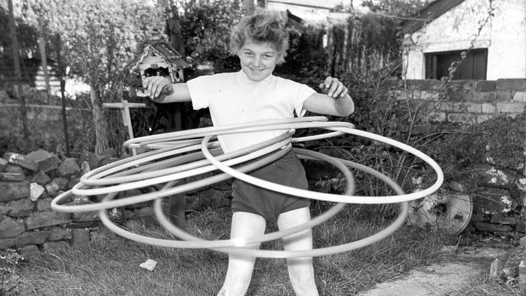 Ann Evans mit sieben Hula-Hoops 