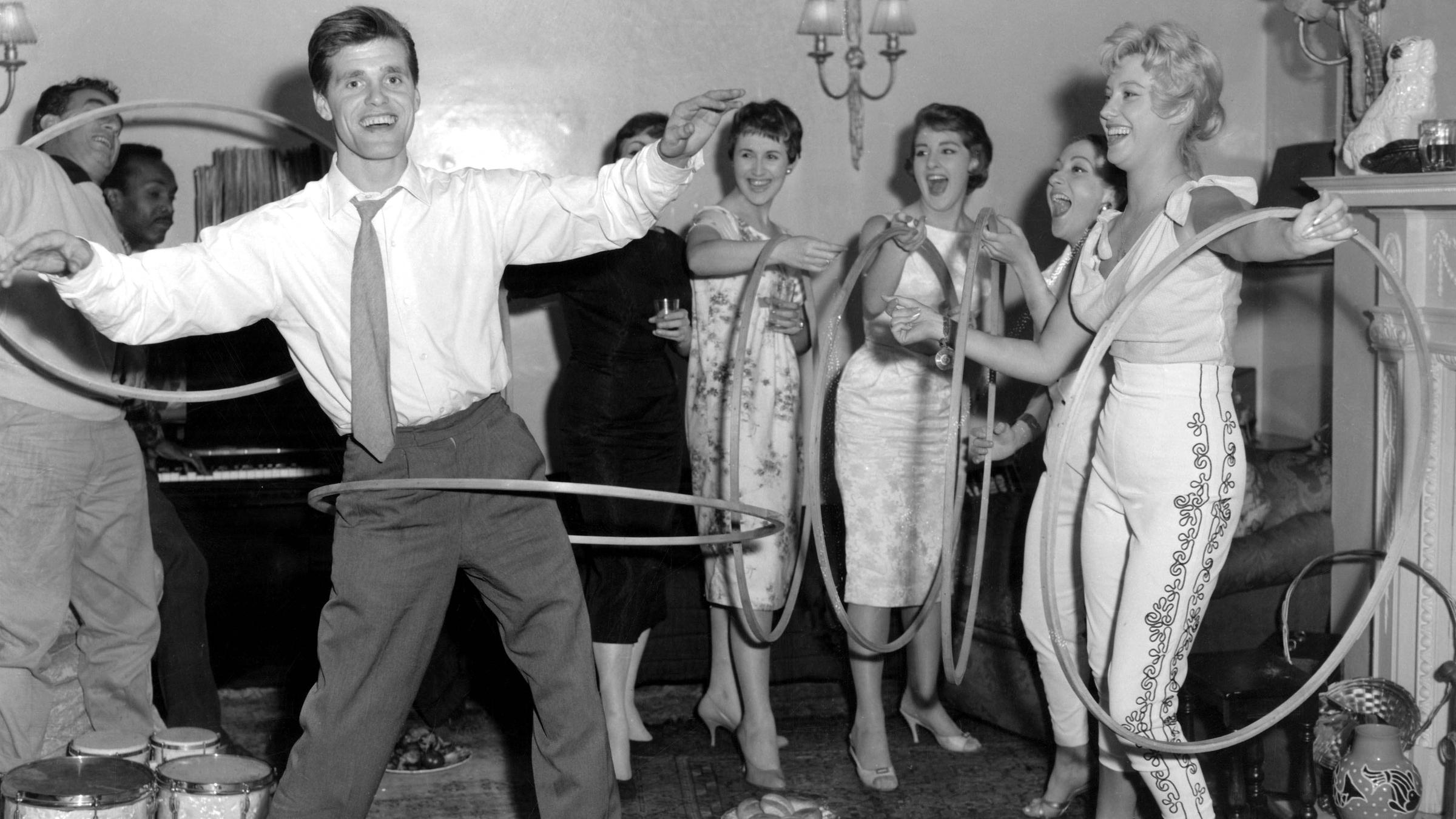 Ronnie Carroll mit Hula-Hoop