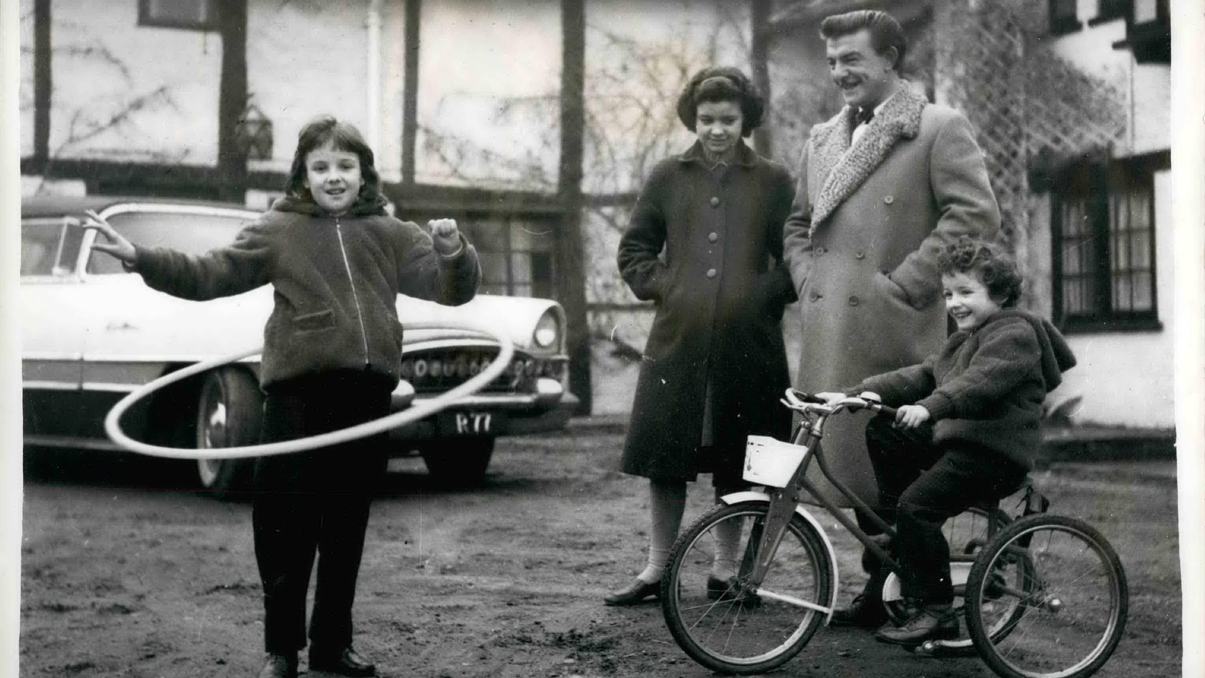 Familie mit Hula Hoop 