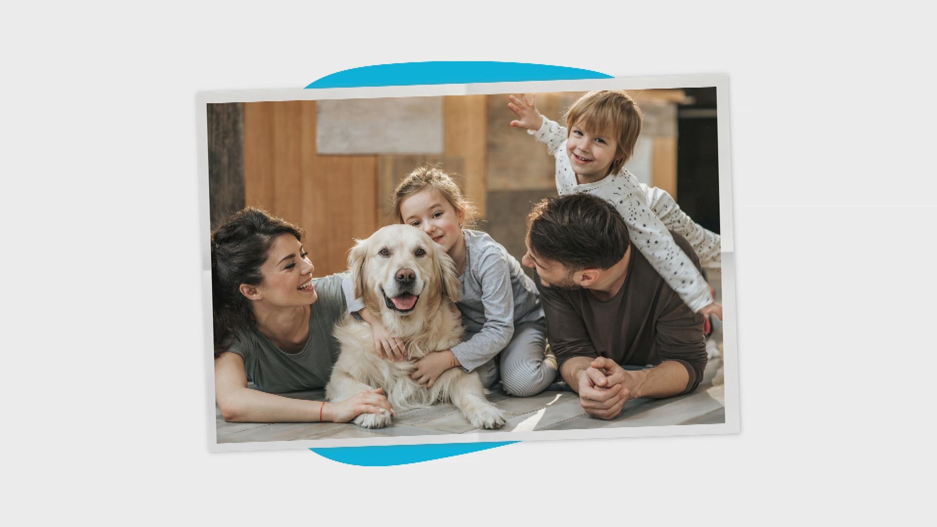 Familie kuschelt mit Haustier Hund