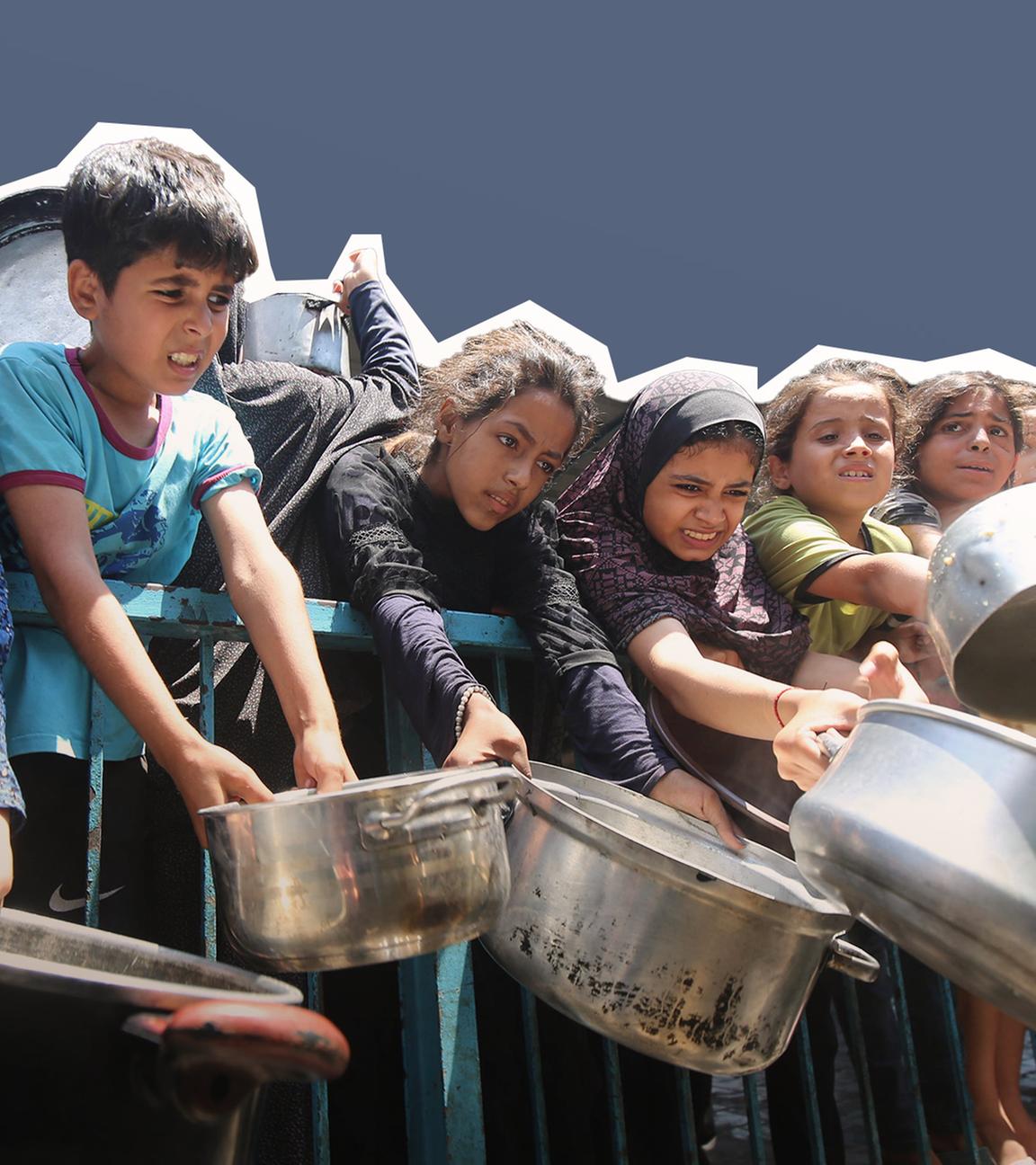 Kinder bei einer Essensausgabe in Gaza-Stadt