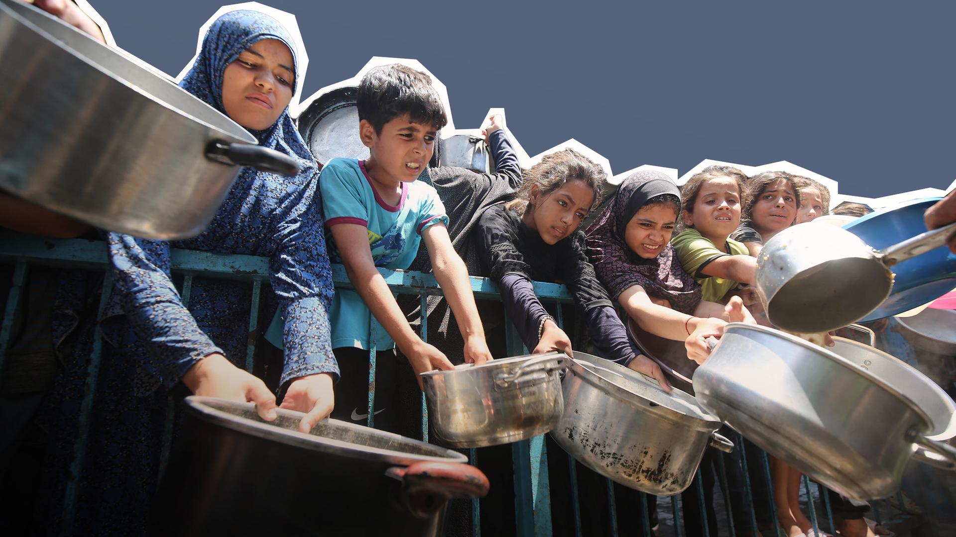 Kinder bei einer Essensausgabe in Gaza-Stadt