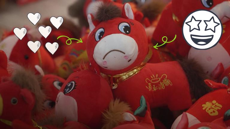 Plüschpferd mit traurigem Gesicht, daneben freudiges Emoji mit Herzchen