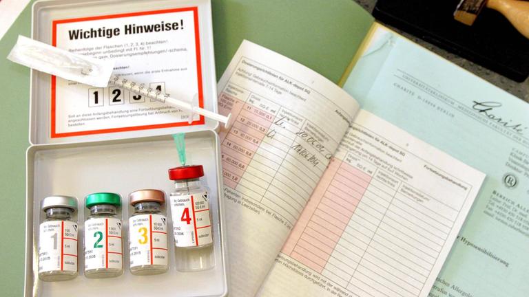 Hyposensibilisierung: Kompliziertes Wort. Das ist eine ärztliche Behandlung, mit der euer Körper langsam an die Pollen gewöhnt wird. So soll die Allergie schwächer werden oder ganz verschwinden.