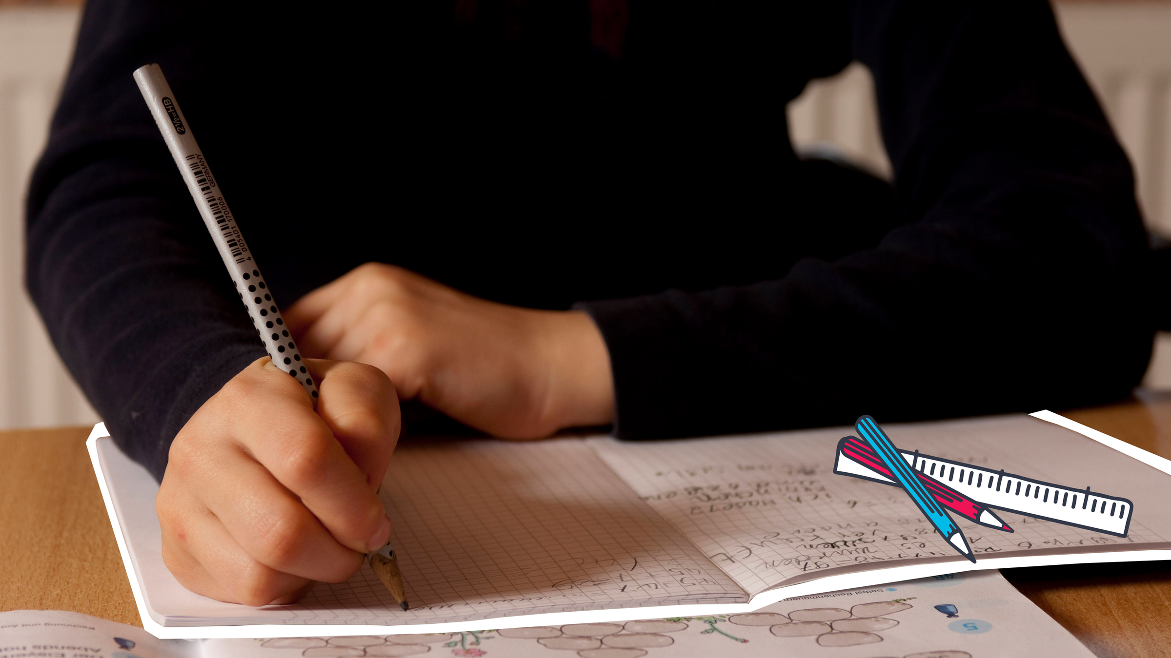 Man sieht den Oberkörper und die Hände von einem Kind. Es schreibt mit Bleistift in ein Schulheft. 