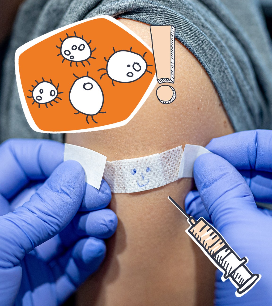 Auf den Oberarm eines Kindes wird ein Pflaster geklebt, auf dem ein lächelnder Smiley draufgemalt wurde