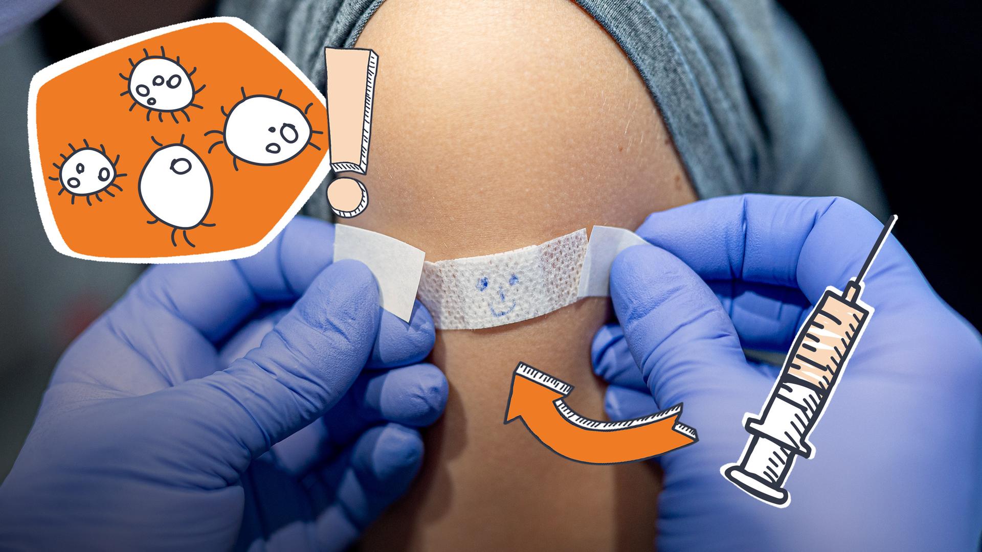 Auf den Oberarm eines Kindes wird ein Pflaster geklebt, auf dem ein lächelnder Smiley draufgemalt wurde