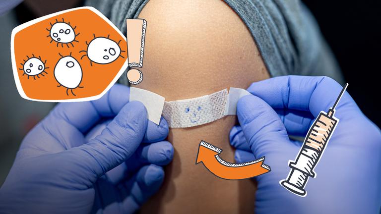 Auf den Oberarm eines Kindes wird ein Pflaster geklebt, auf dem ein lächelnder Smiley draufgemalt wurde