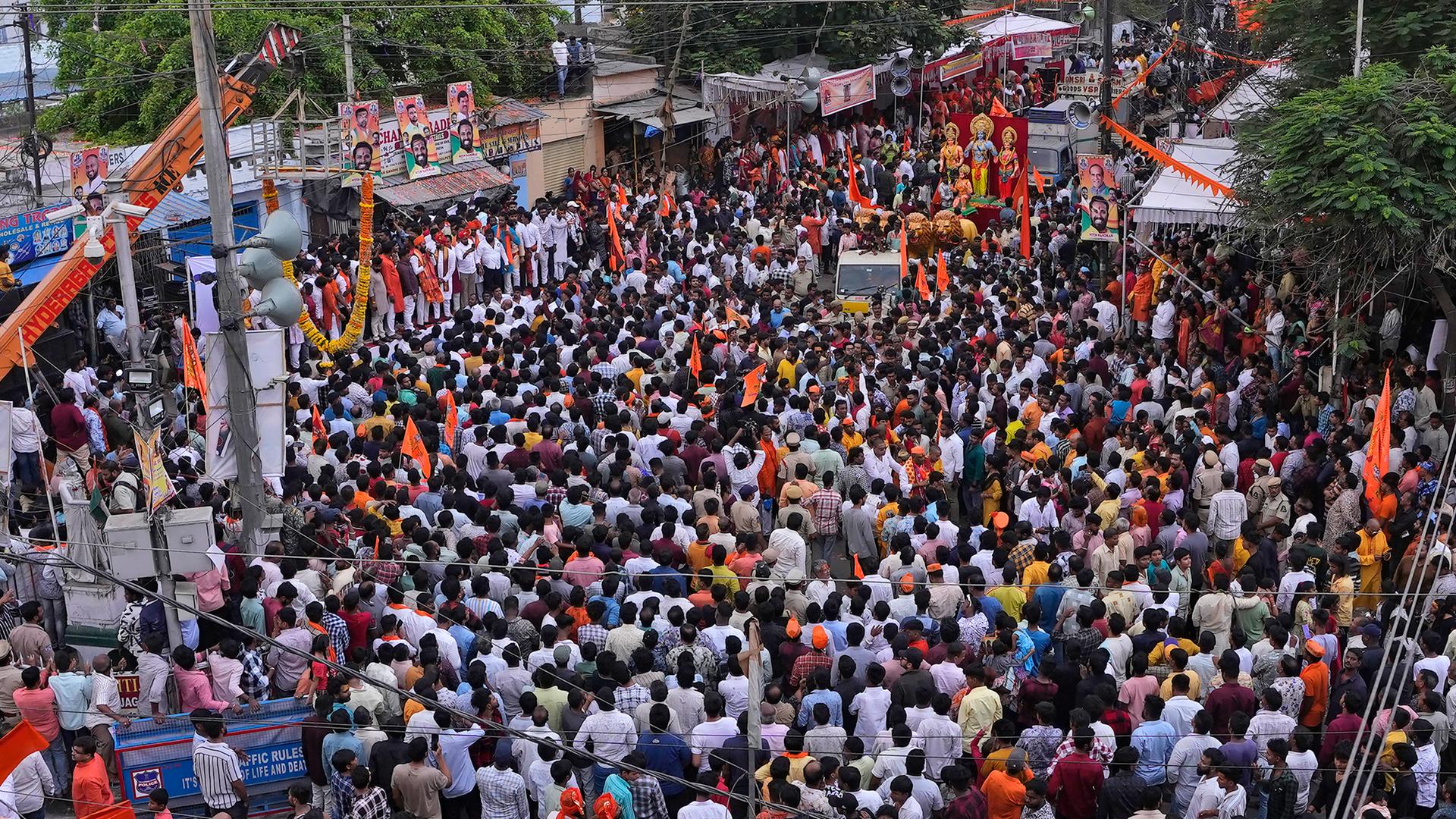 Viele Menschen in Indien