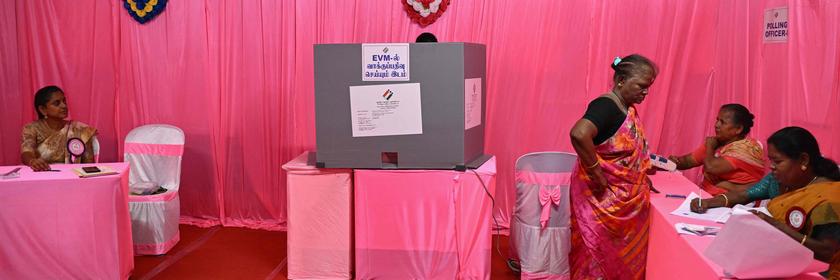 Wahl in Indien in einer rosafarbenen Wahlstation, die nur von Frauen geleitet wird