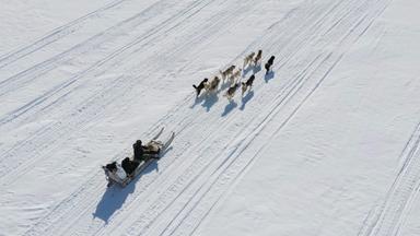 Zu den indigenen Völkern gehören zum Beispiel die Inuit, die in arktischen Gebieten leben. 