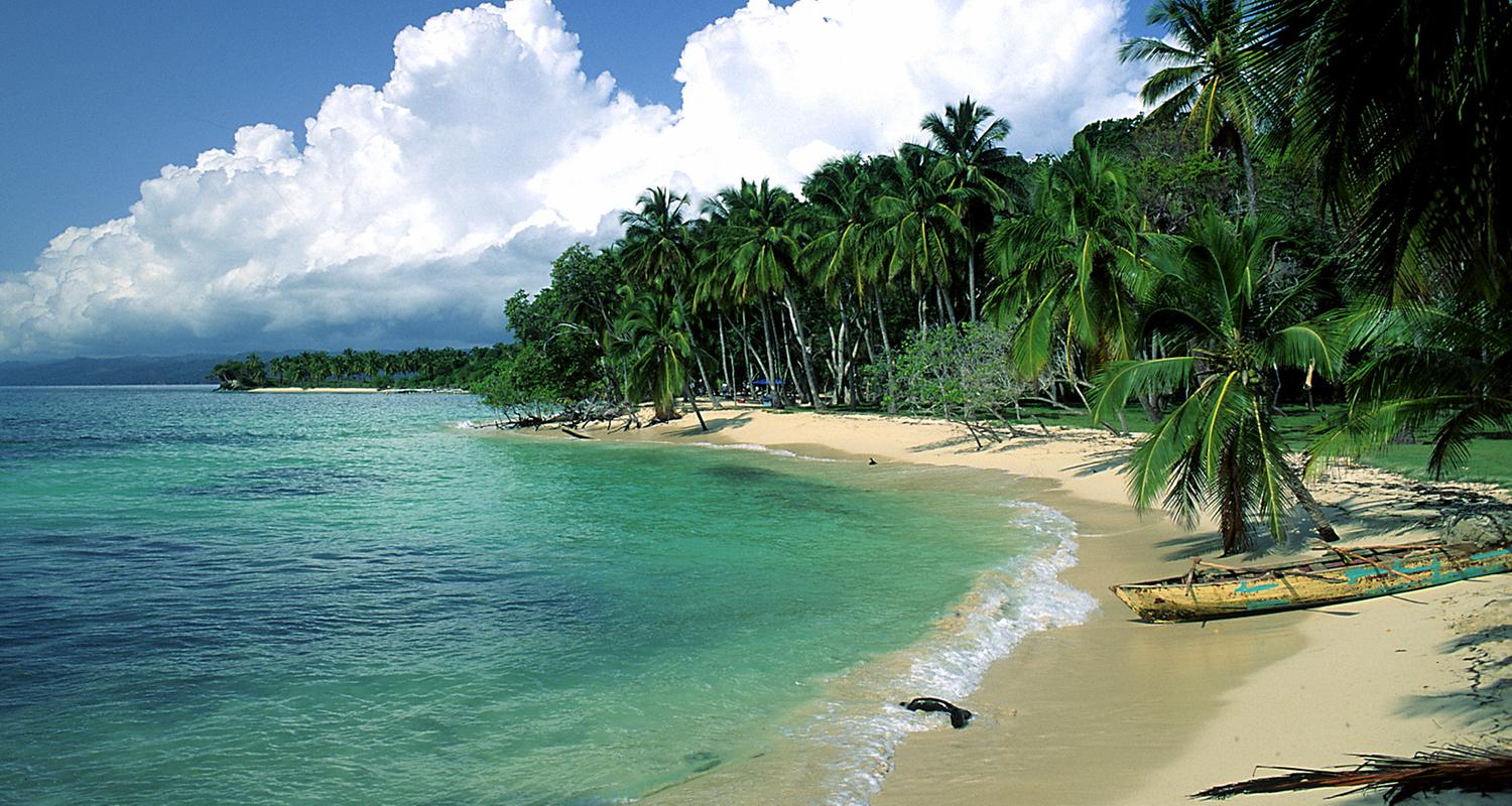 Ein Strand in Indonesien