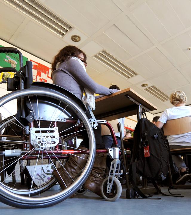 Im Rollstuhl sitzt eine behinderte Schülerin am 01.11.2011 im Klassenraum einer Integrierten Gesamtschule (IGS) in Hannover