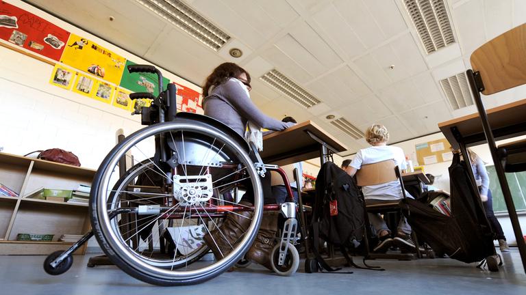 Im Rollstuhl sitzt eine behinderte Schülerin am 01.11.2011 im Klassenraum einer Integrierten Gesamtschule (IGS) in Hannover