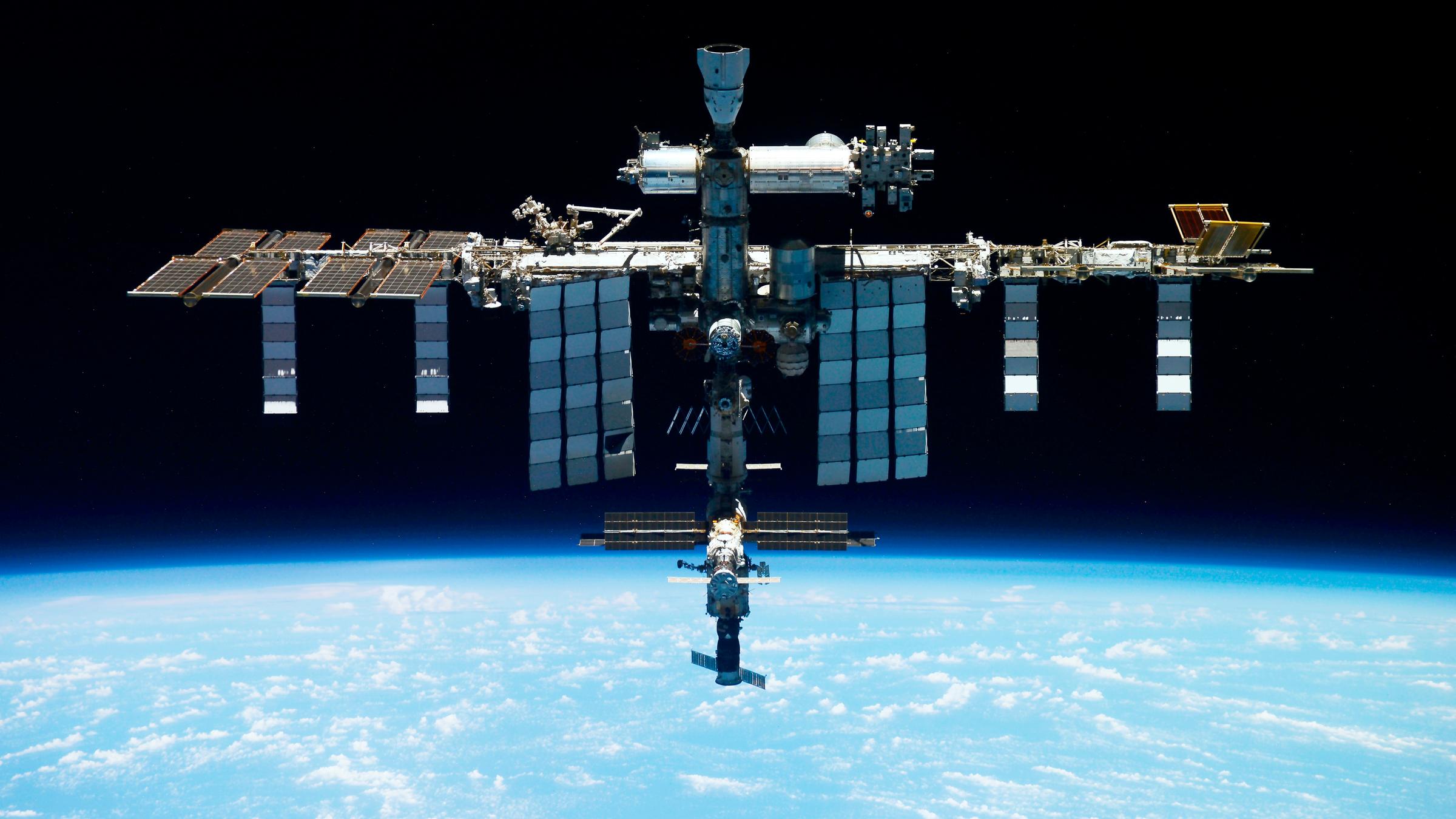 Die internationale Raumstation ISS über der Erde