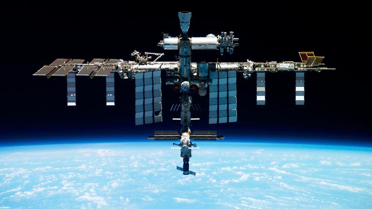 Die internationale Raumstation ISS über der Erde